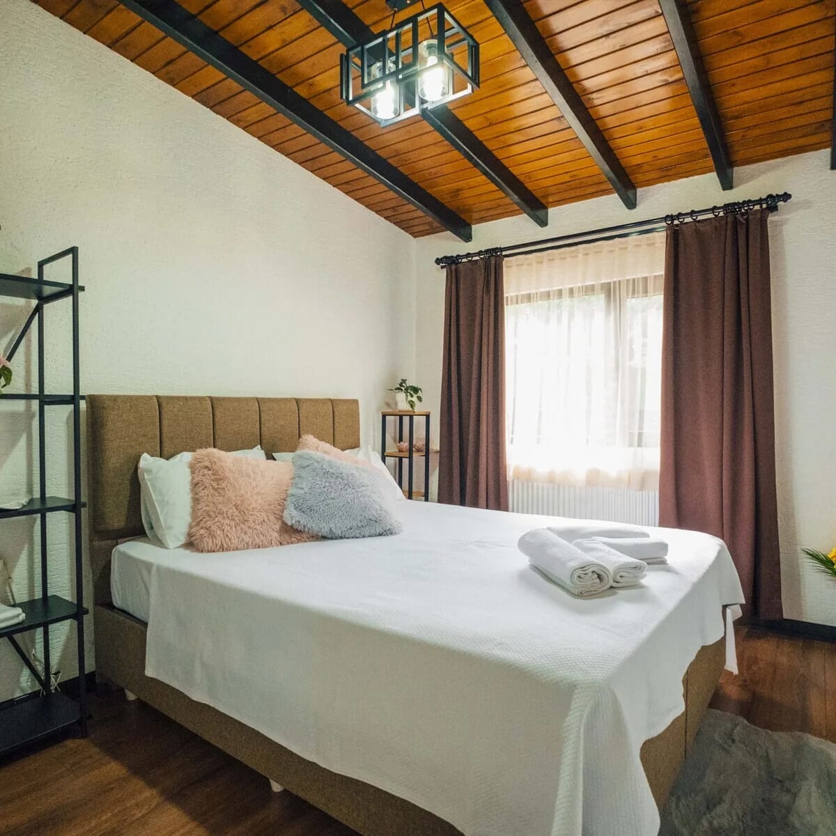 Sapanca Villa Sakura'da Çift Kişilik Kahvaltı Dahil Konaklama Seçenekleri